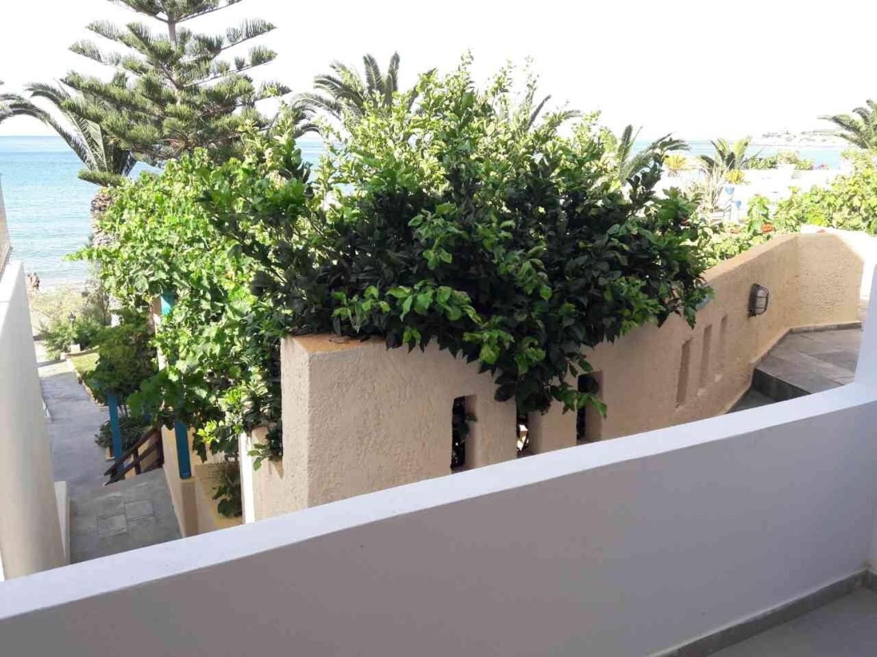 Blue Ocean Apartments Makrýgialos Екстериор снимка