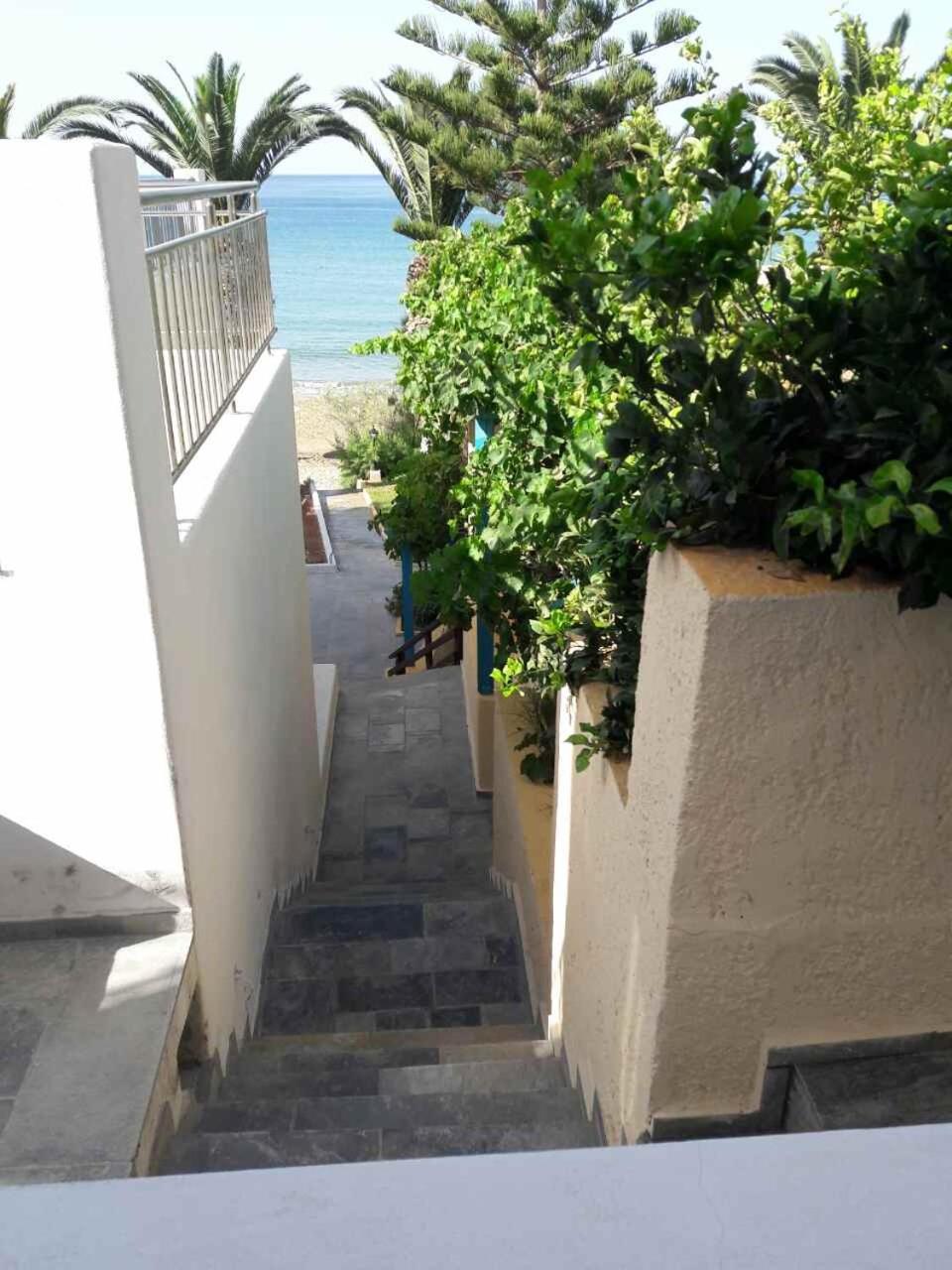 Blue Ocean Apartments Makrýgialos Екстериор снимка