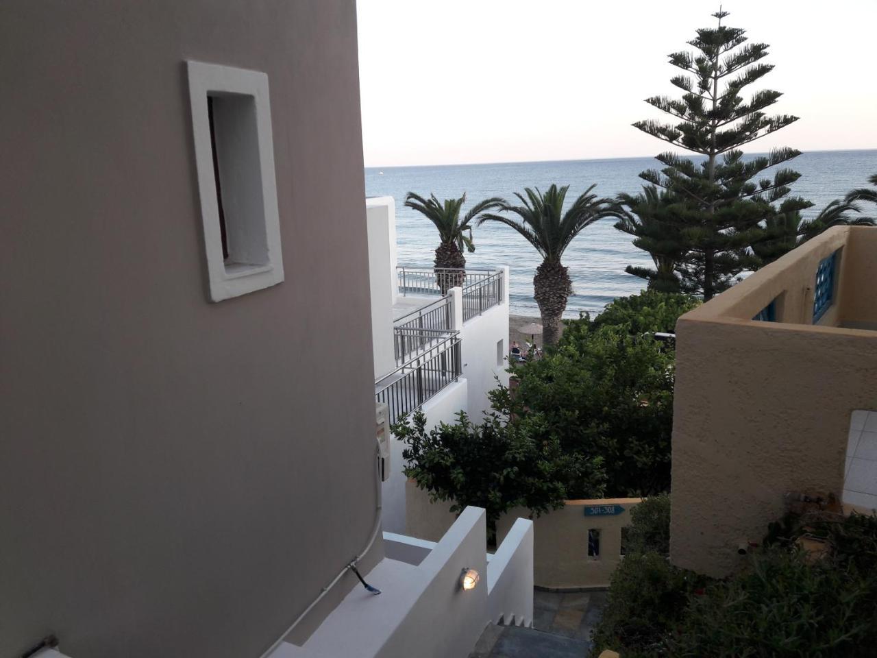 Blue Ocean Apartments Makrýgialos Екстериор снимка
