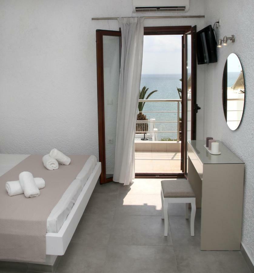 Blue Ocean Apartments Makrýgialos Екстериор снимка