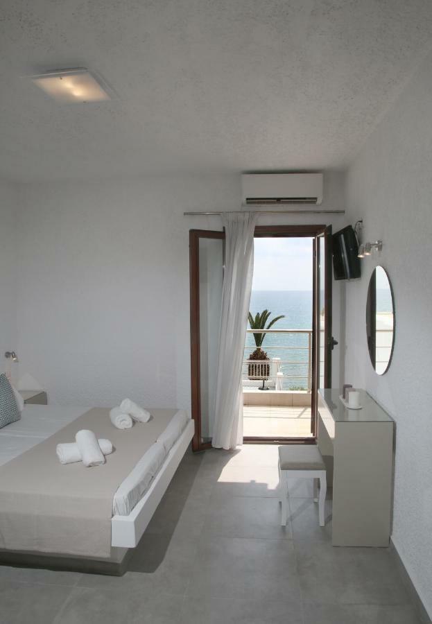 Blue Ocean Apartments Makrýgialos Екстериор снимка